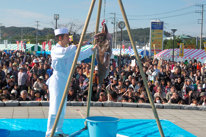 Monkfish are suspended and then cut (tsurushigiri) in events or on street corners