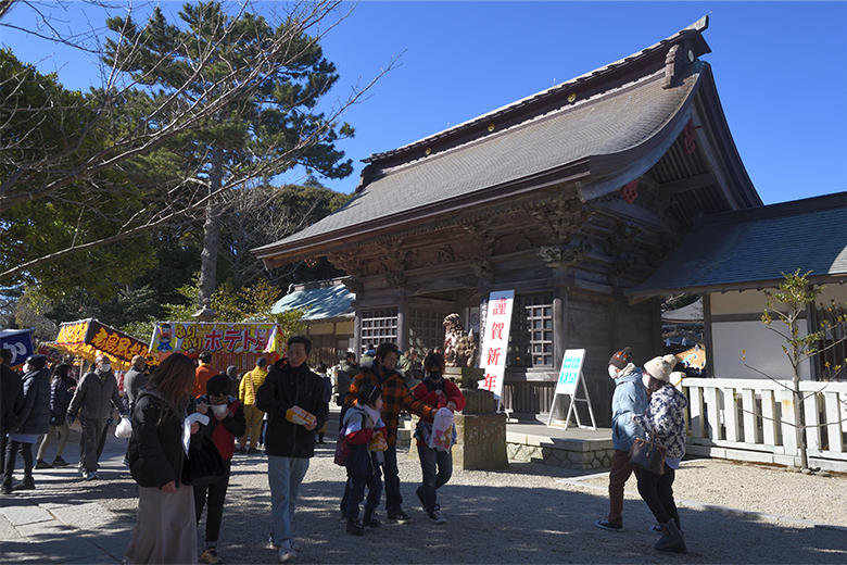 First shrine visit of the year in front of Zuijimmon gate