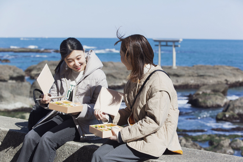 Embark on a town walking experience to explore local delicacies! – Uminosato Bento Experience